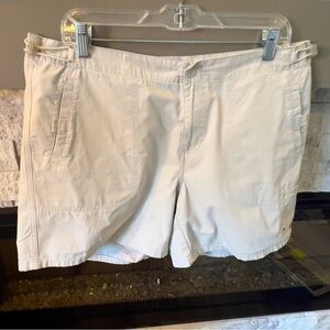 Columbia Women's size‎ Large cotton light beige shorts